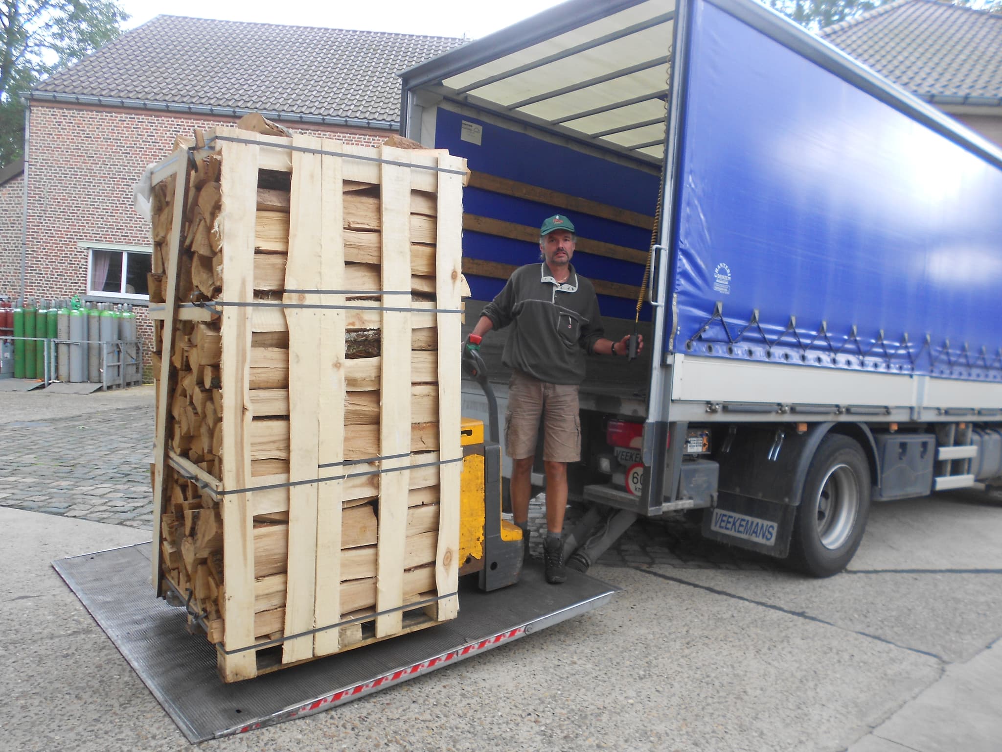 Levering met vrachtwagen en palletlift in de streek van Tienen